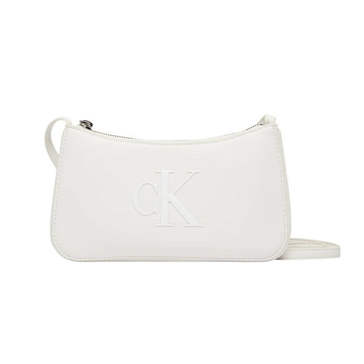 Calvin Klein Bold CK Mini Bag; 100% poliuretano, logo in rilievo, chiusura con zip. La borsa essenziale e leggera per contenere lo stretto necessario con stile. Colore bianco vista frontale