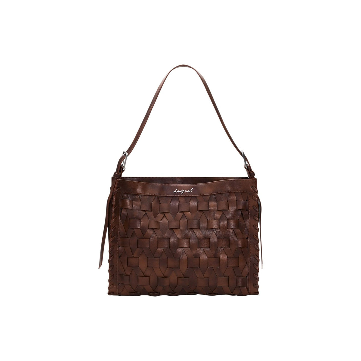 Borsa a spalla SS26 intrecciata; PU riciclato, chiusura zip, tasca interna. Tracolla regolabile, charm portacarte, design capiente e sostenibile. Stile artigianale contemporaneo. Colore marrone.