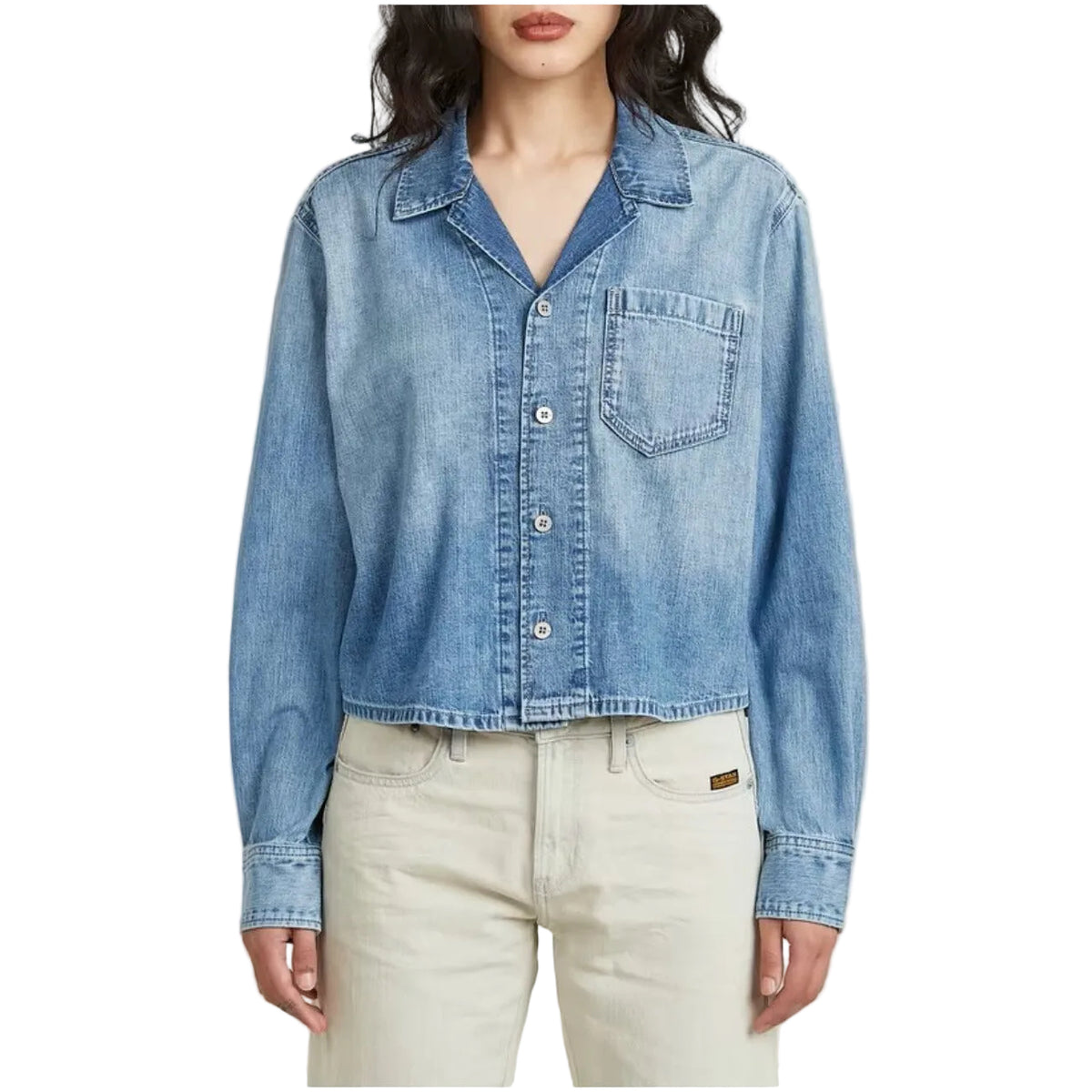 Camicia Resort Boxy Relaxed; cianite blu sbiadita, 100% cotone rigenerativo, tasca singola. Silhouette corta e strutturata per un outfit urbano e fresco. Vista frontale