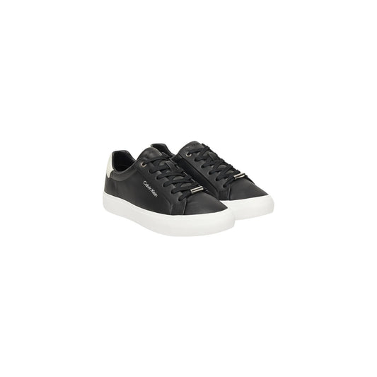 Sneakers Calvin Klein Vulcanized; 100% Pelle Liscia. Suola in gomma naturale, soletta in schiuma, fodera traspirante. Dettagli moiré, chiusura con asole metalliche, stile essenziale e raffinato. Colore nero. Vista Frontale