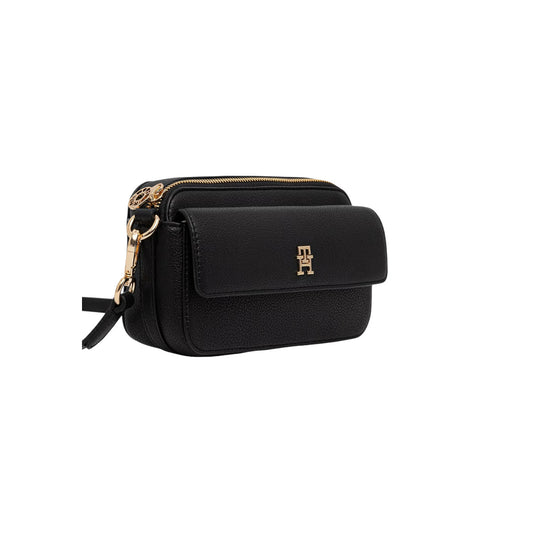 Borsa Camera Bag Donna Tommy Hilfiger; Nero. Finitura martellata, chiusura con zip, tracolla rimovibile e tasca frontale con patta. Monogramma TH dorato, misure compatte (22x12 cm) e capienza 1 litro. Vista Frontale