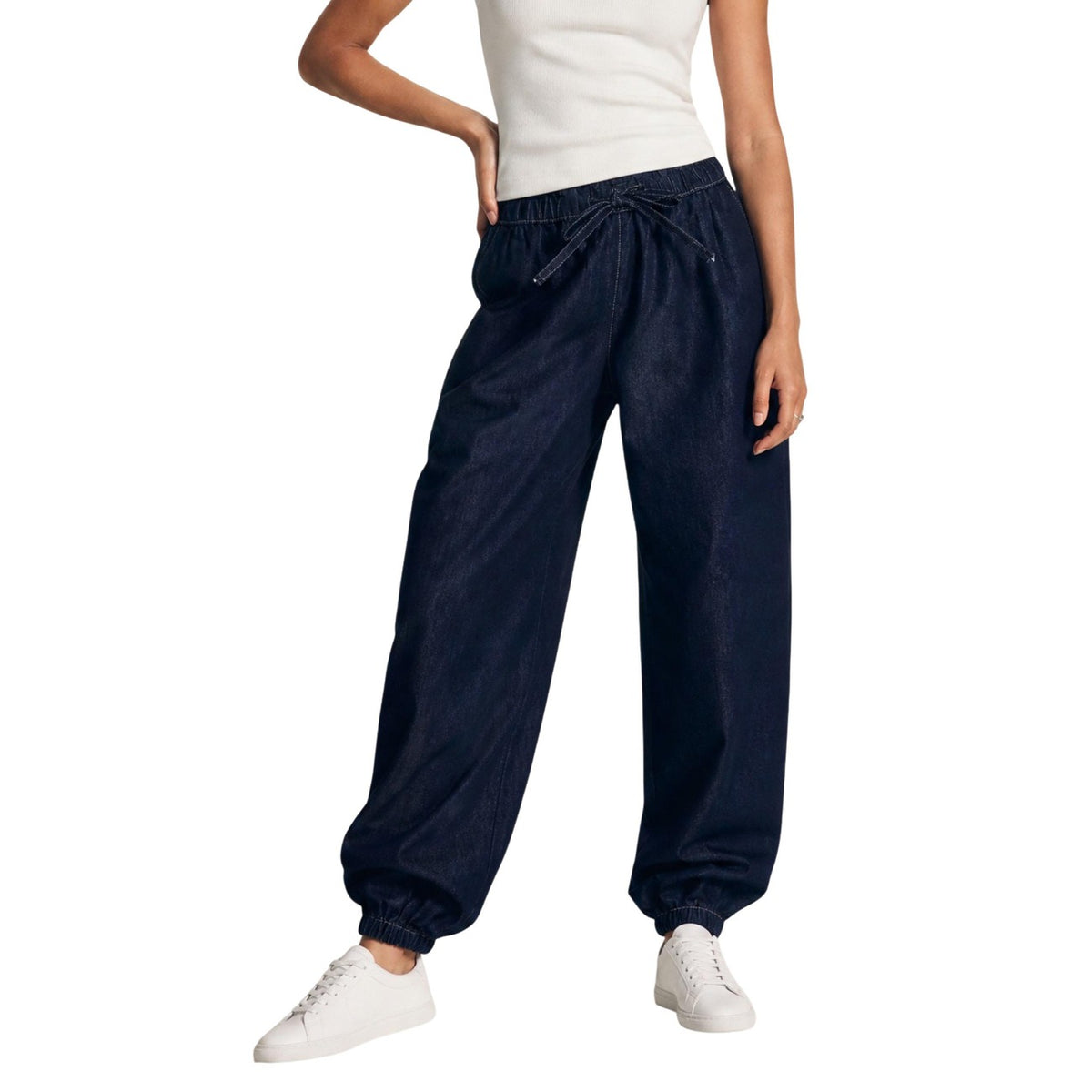 Jeans Jacqueline de Yong donna blu modello JDYSANSA MW Genie Pant. Pantaloni in denim stile jogger e baggy larghi con elastico e cordoncino in vita e caviglie elasticizzate, stile casual, moderno e streetwear.