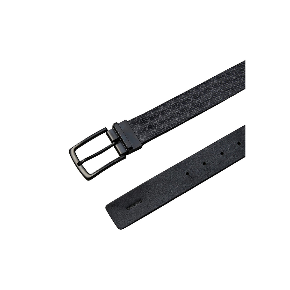 Cintura Double-Face Calvin Klein 35mm; Nero. Reversibile (liscio o stampa logo all-over), ecopelle ad alta resistenza, fibbia girevole quadrata. Lunghezza personalizzabile e tagliabile su misura. Vista fibbia e logo