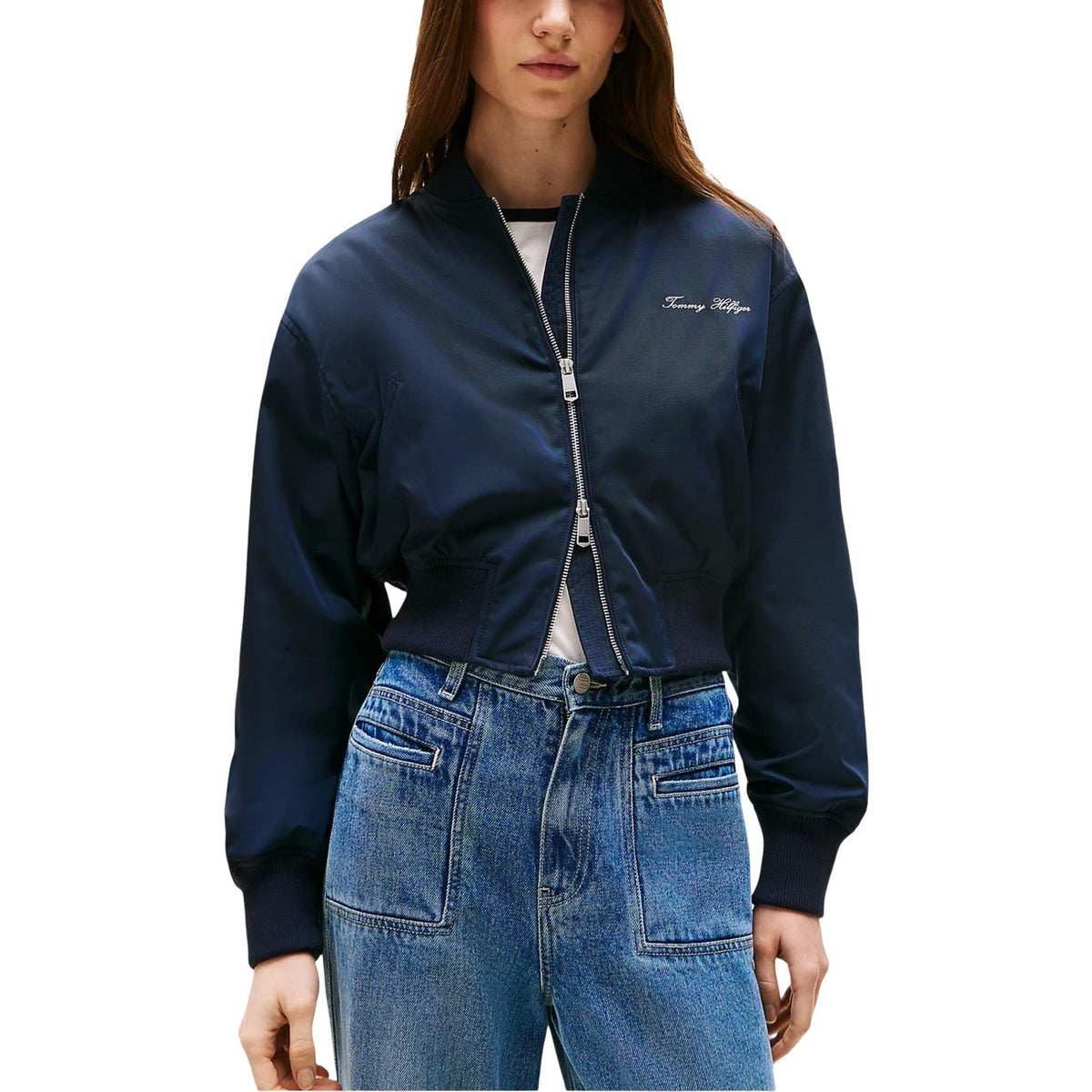Bomber Crop Tommy Hilfiger; Blu Navy. Tessuto idrorepellente, imbottitura termica, fit rilassato. Dettagli a coste, chiusura con zip e logo ricamato. Giacca corta funzionale e di tendenza.