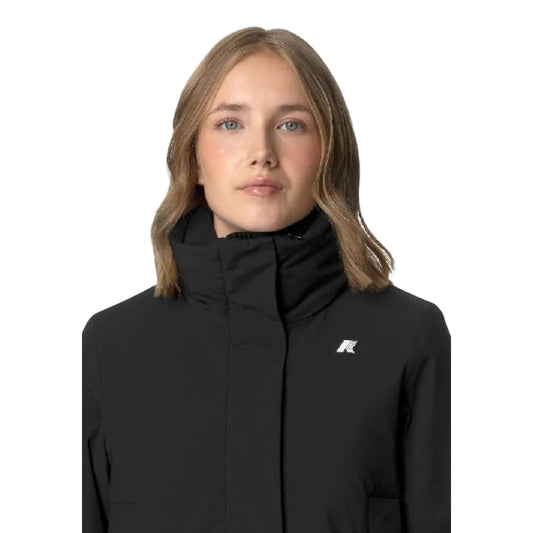 Giacca K-Way Marla nero donna K7125LW. Capospalla mezza lunghezza impermeabile da donna per autunno e inizio inverno con bottoni a pressione invisibili sui fianchi, collo alto con cappuccio ripiegabile, cerniera a doppio cursore e cuciture termonastrate.