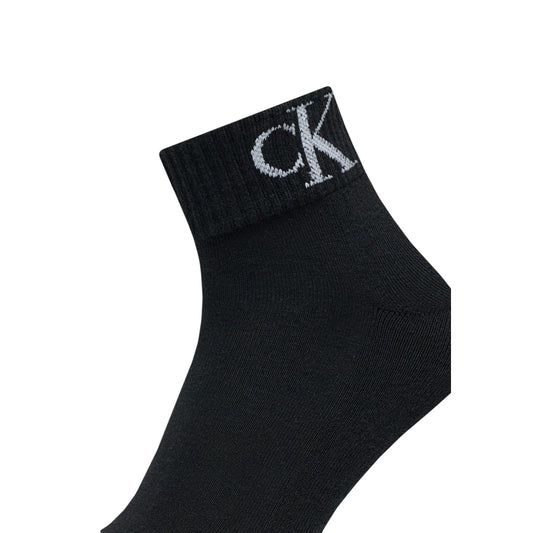 Calzini uomo Calvin Klein Jeans Quarter 2P Monogram, 80% cotone con finitura elasticizzata; pack da 2 paia con logo CK laterale e tallone rinforzato. Vista dettaglio