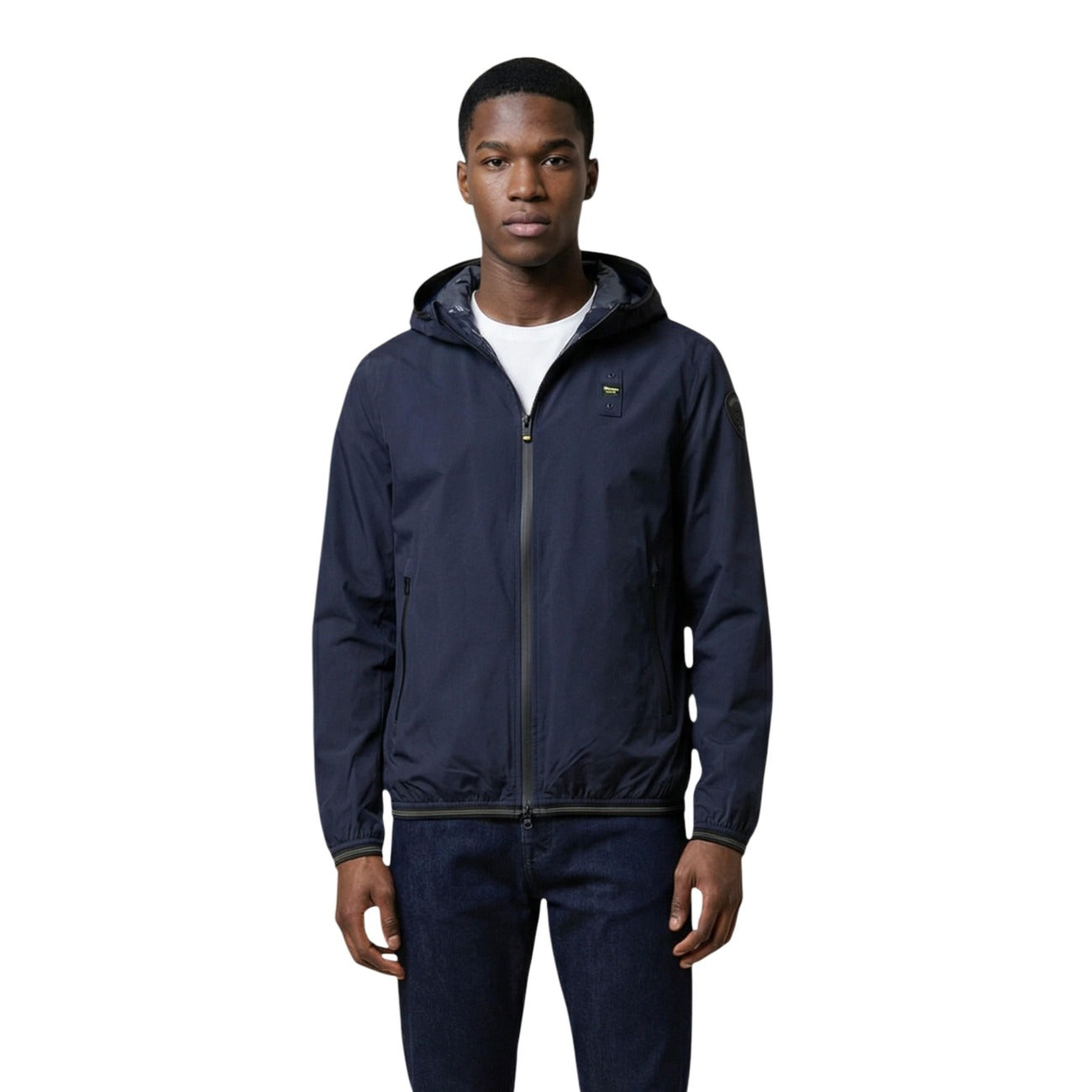 Giacca Blauer uomo blu navy con cerniera maniche lunghe scollo alto cappuccio tasche anteriori 95% poliammide 5% elastan - vista frontale indossata da modello figura intera