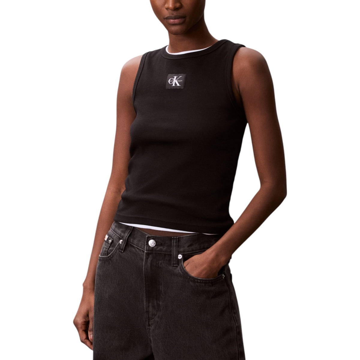 Canotta Calvin Klein Jeans donna nera smanicato scollo tondo 95% cotone 5% elastan - vista frontale indossata da modello