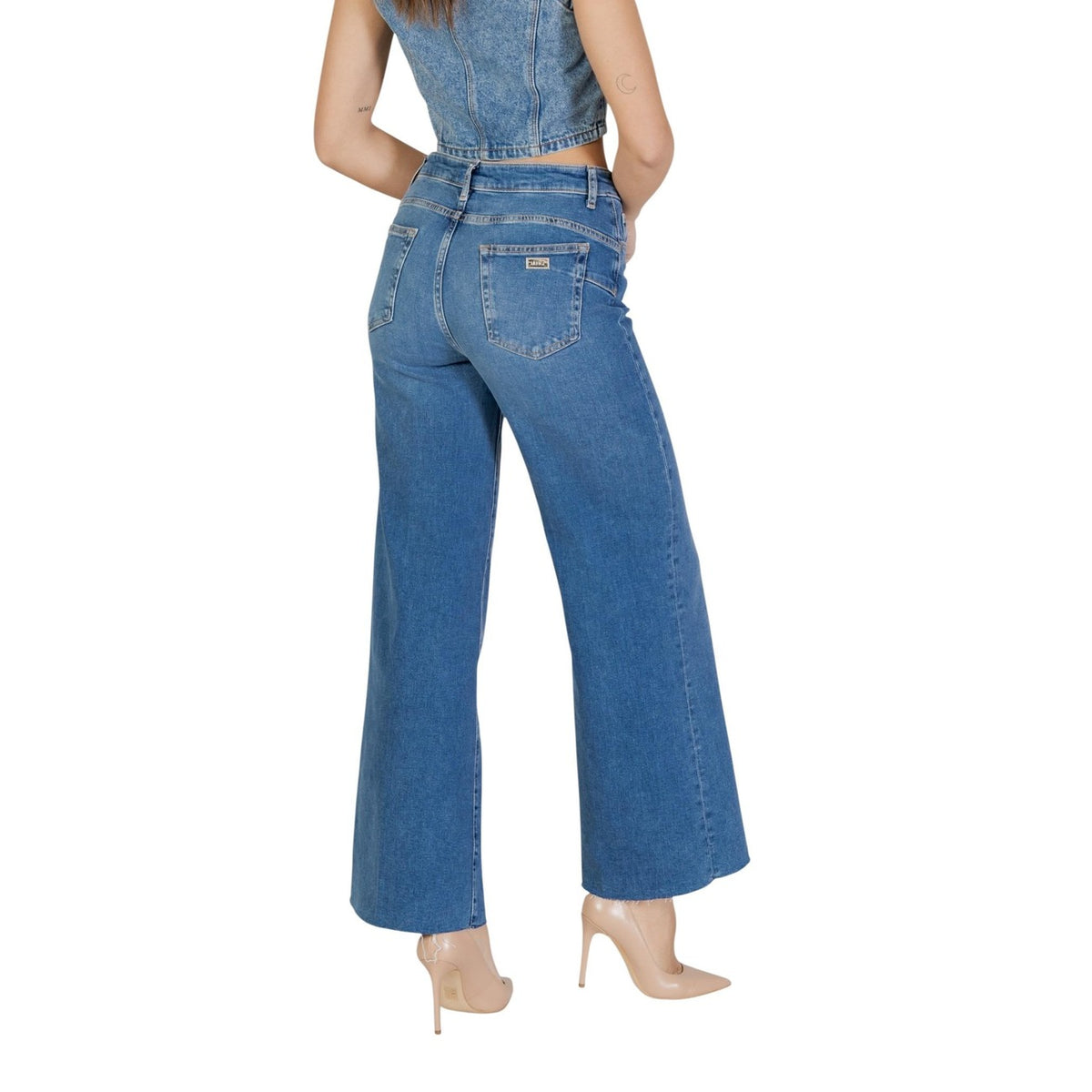 Jeans Liu Jo donna blu a zampa B.UP H.W con zip bottone tasche 98% cotone 2% elastan - vista posteriore indossati da modello