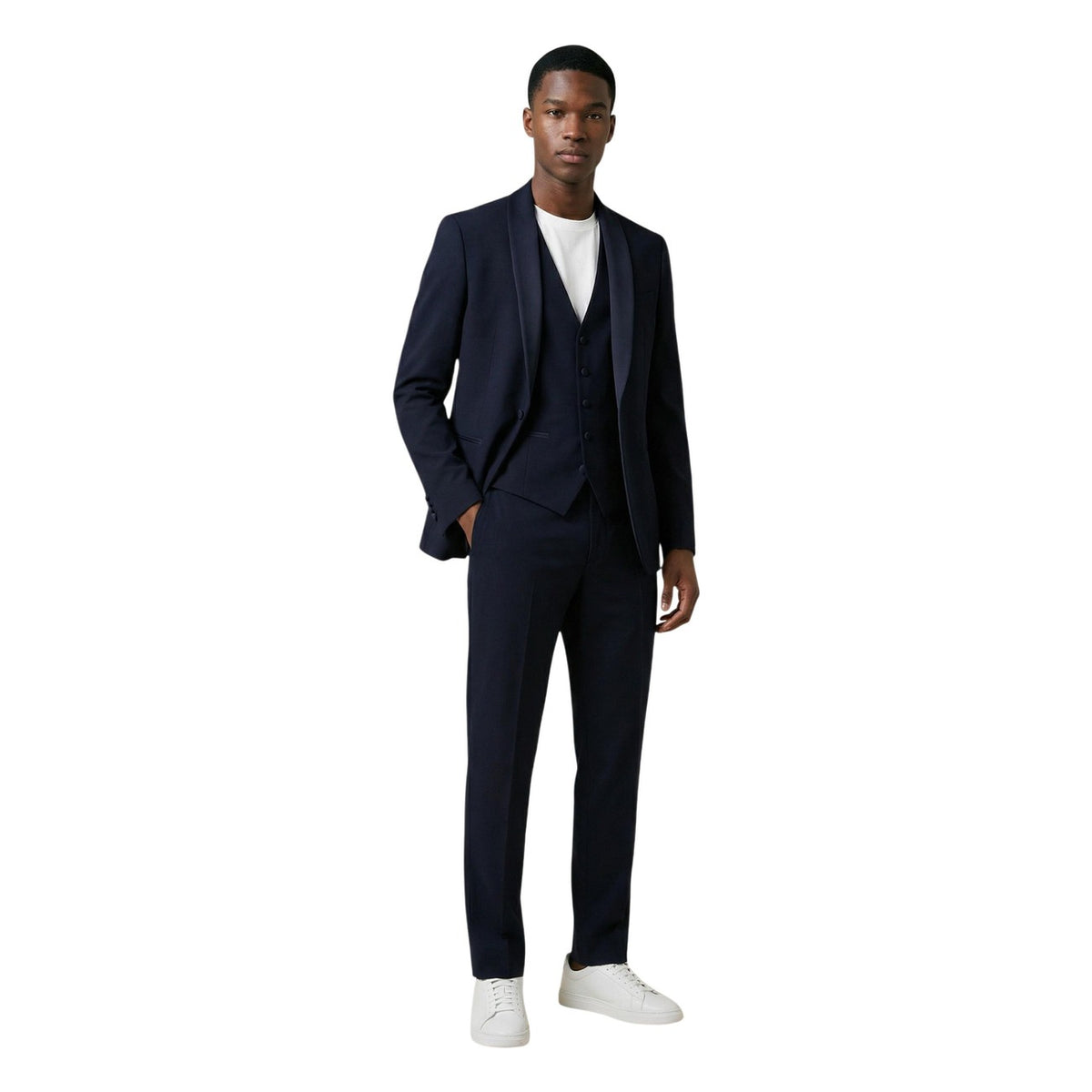 Mulish AB-213 3P MONETRASO; abito 3 pezzi (giacca, gilet, pantalone), tessuto stretch antipiega, vestibilità dinamica. L'eleganza sartoriale per l'uomo moderno. Vista frontale colore blu scuro