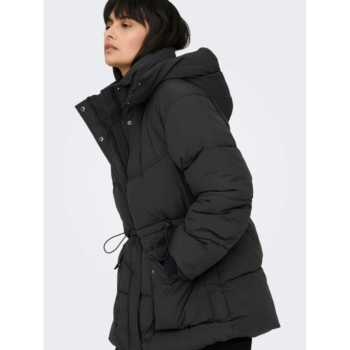 Piumino nero donna Only – Giacca invernale con cappuccio e vita regolabile 15366707.