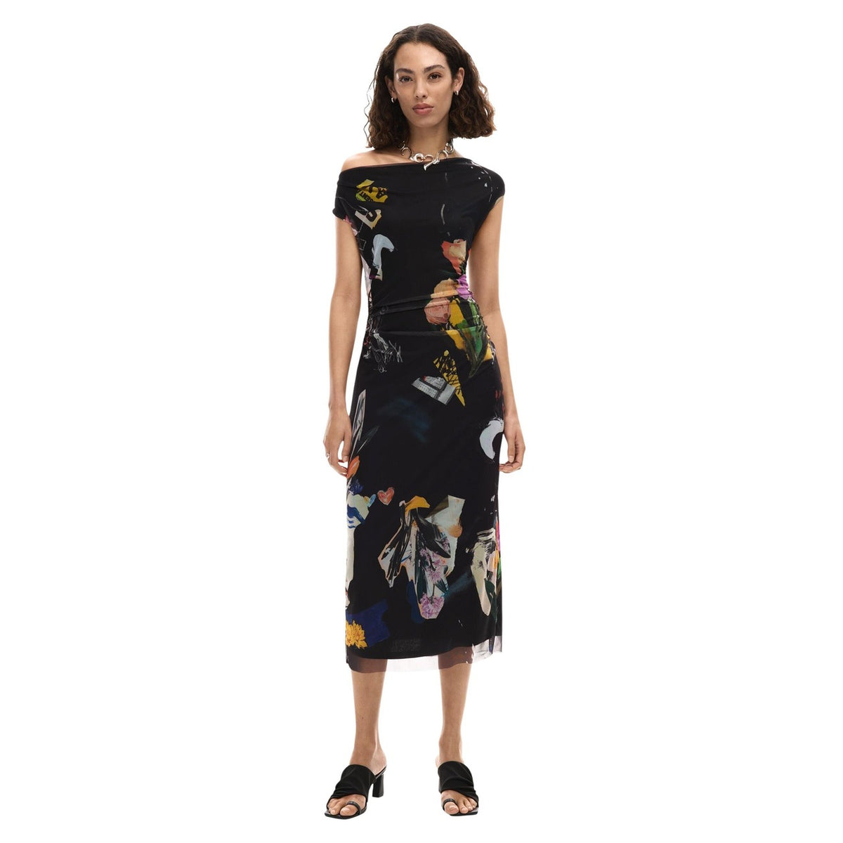 Abito nero con fiori smanicato di lunghezza midi, realizzato in tessuto di tulle con fodera e stampa di diversi motivi in stile collage
Indossato da modella figura intera
