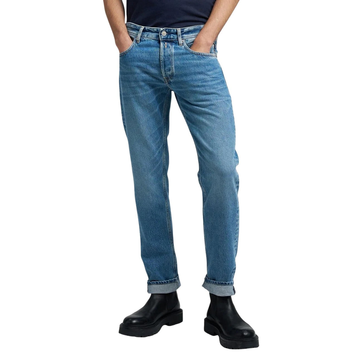 Jeans Replay uomo blu denim con zip e bottone tasche 98% cotone 2% elastan - vista frontale indossati da modello