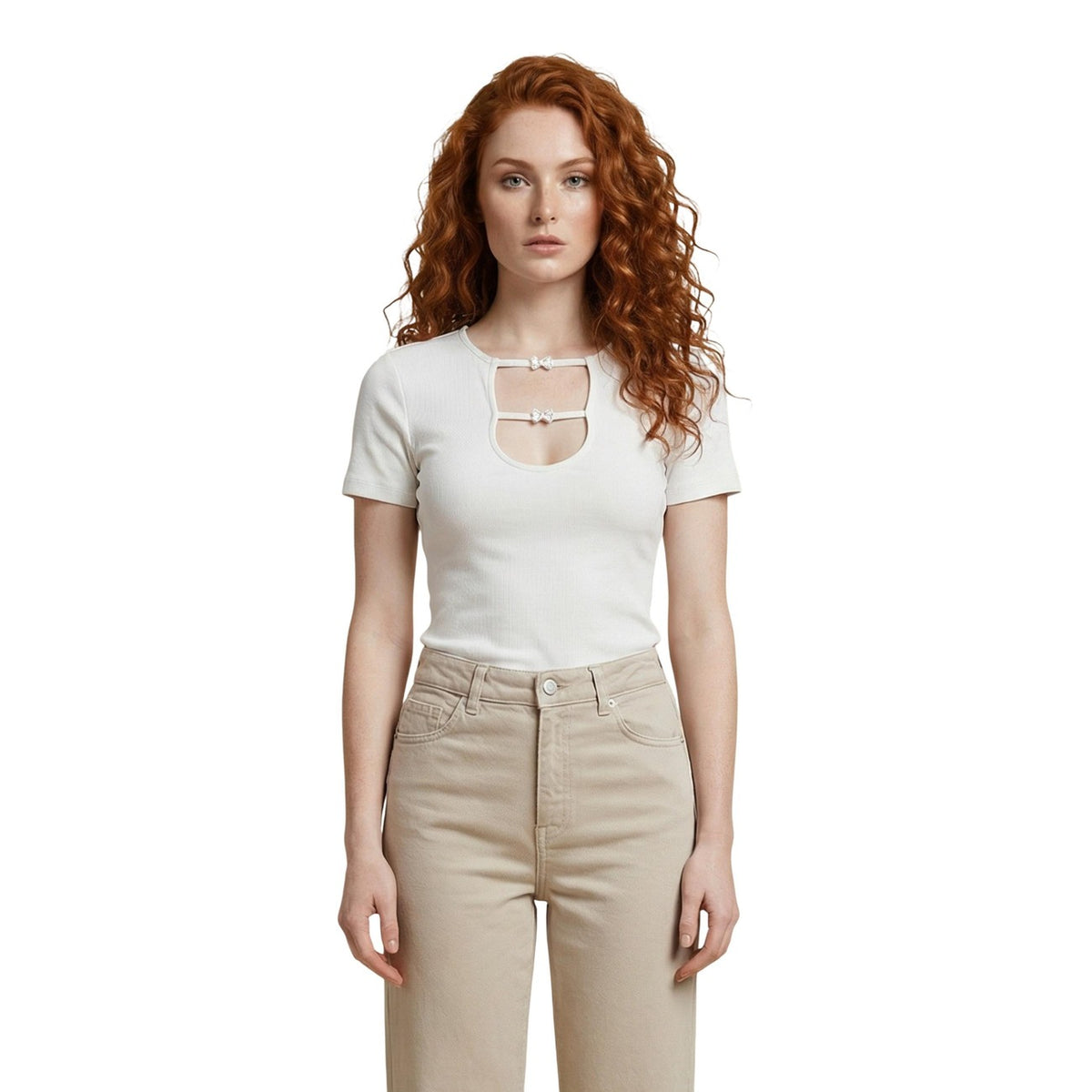 T-shirt bianca Only Onlrene con dettaglio cut-out e fiocchi, maniche corte e taglio aderente in cotone organico, ideale per outfit femminili. Vista frontale