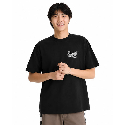 T-shirt Uomo Nera Vans Caballero; Maglietta in cotone lavato enzimatico con grafica drago frontale e posteriore. Girocollo, maniche corte e vestibilità loose comfort. Vista frontale