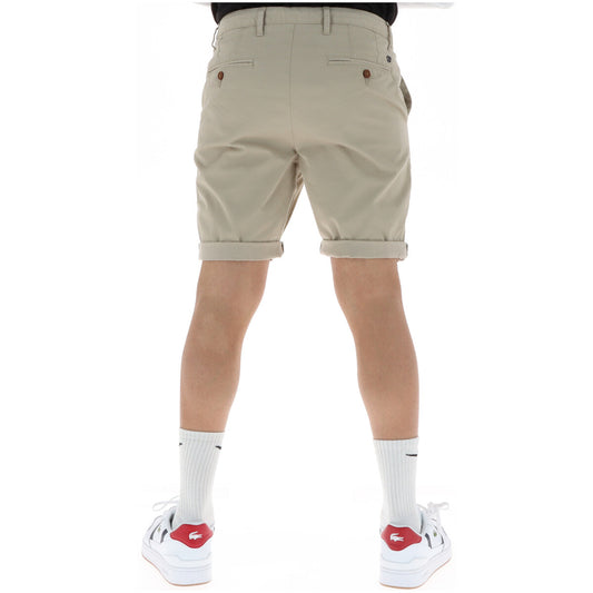 Bermuda beige Chino Shorts Vintage International; 98% cotone, vestibilità slim, modello 4 tasche. Il classico senza tempo per l'estate. Vista posteriore