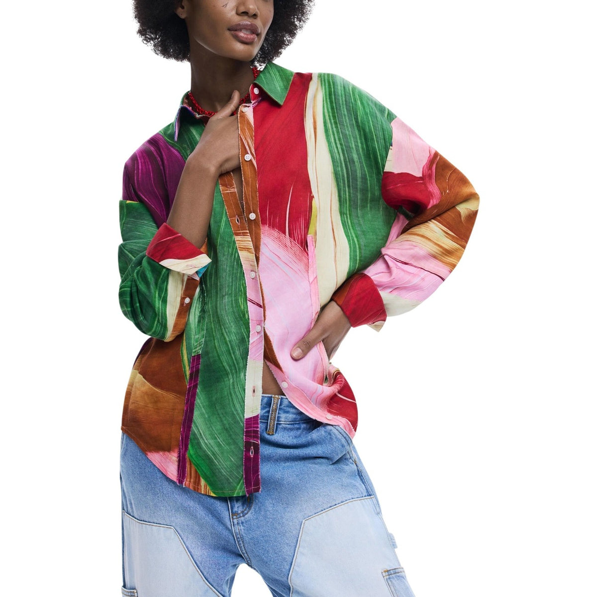 Camicia Desigual donna verde colorata con bottoni maniche lunghe scollo tondo colletto classico 100% lyocell - vista frontale indossata da modello figura intera