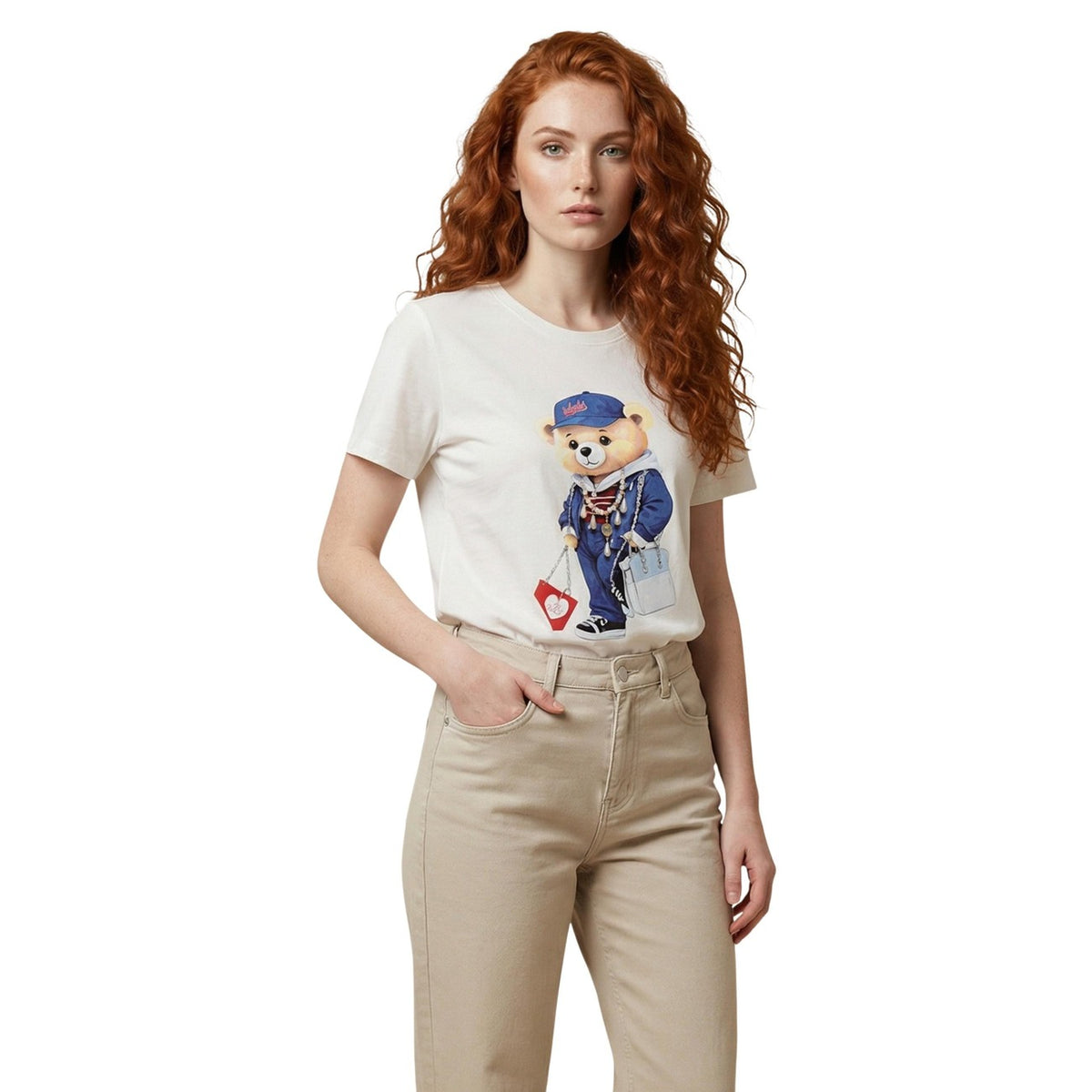 T-shirt panna Only Onlmaeve con stampa orsetto e scritta New York, realizzata in 100% cotone organico, vestibilità regular fit. Vista frontale indossata