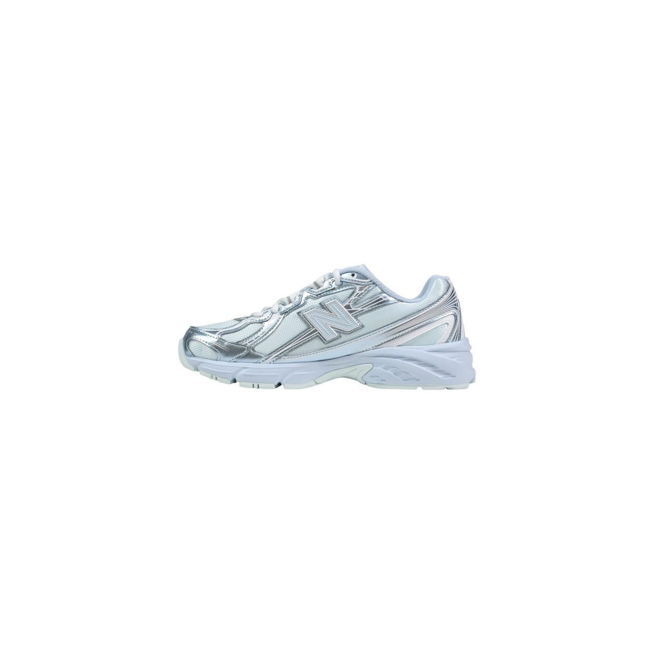 sneaker New Balance 740 di colore argento e bianco, realizzata con tomaia in mesh e dettagli sintetici lucidi.
Vista laterale
