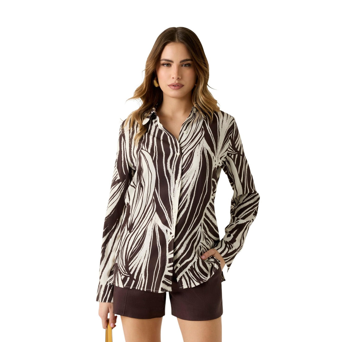 Camicia Guess W6GH52; regular fit, 100% viscosa, stampa all-over, colletto classico, chiusura bottoni. Eleganza fluida per la tua stagione P/E. Vista frontale