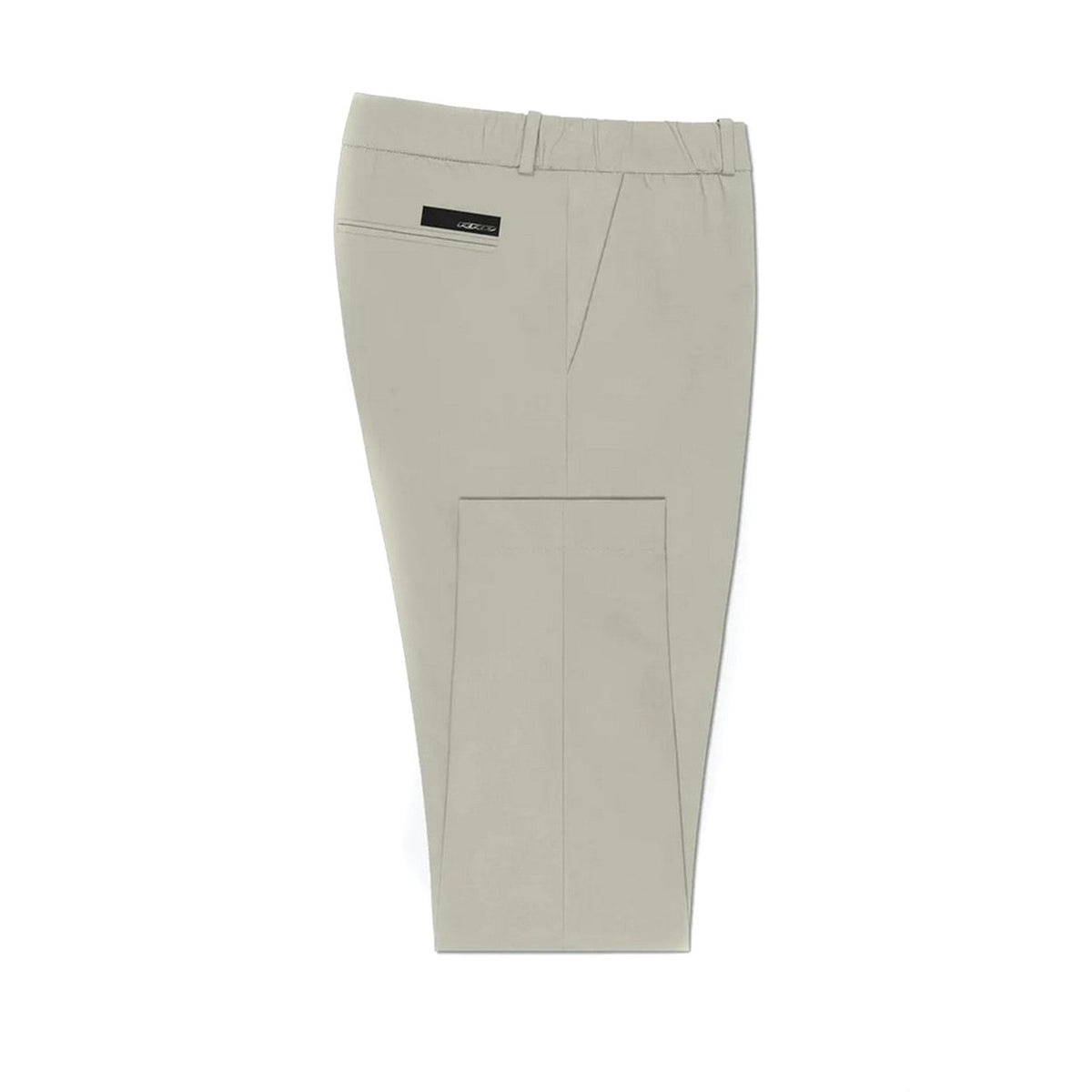 RRD Chino Regular in SURFLEX® antipiega; vita media con elastico e coulisse interna, finitura opaca morbida al tatto e interni con monogramma Razzle Dazzle. Vista piegata