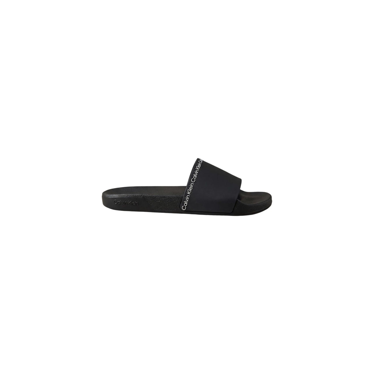 Ciabatte Calvin Klein Pool Slides; Nero. 100% Poliuretano Riciclato. Fascia con logo, plantare ergonomico, suola 2 cm. Leggere, resistenti ed ecosostenibili.