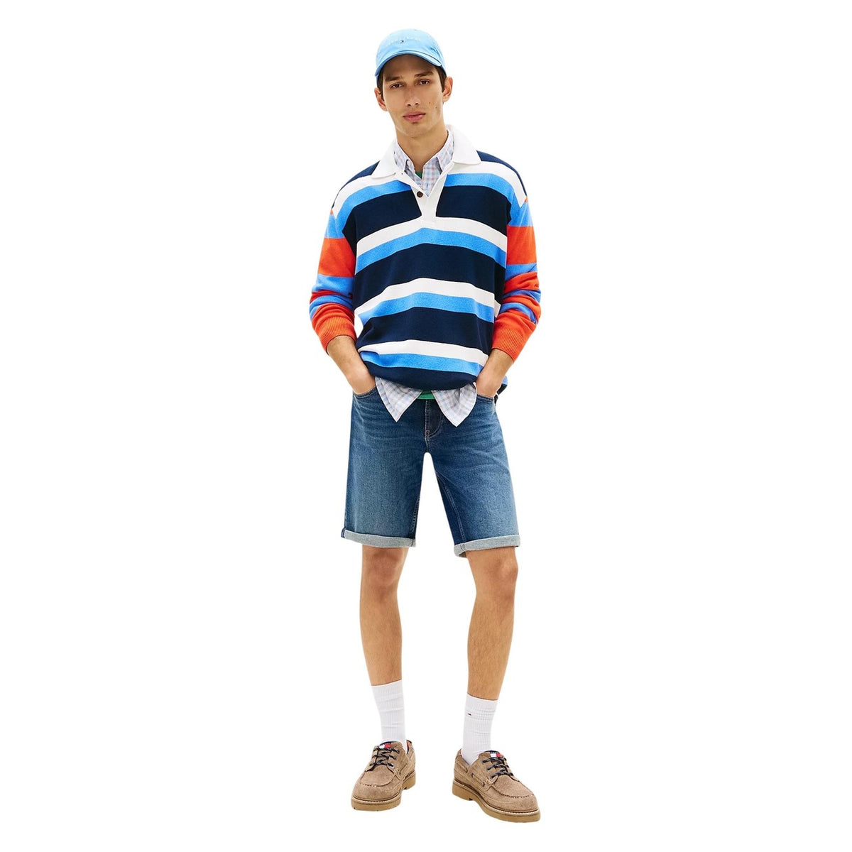 Shorts Tommy Jeans Ronnie Slim; 99% Cotone. Denim 13,12 oz, scoloriture fronte-retro, fit aderente. Pantaloncini uomo robusti, stretch e iconici per la PE26. Figura intera
