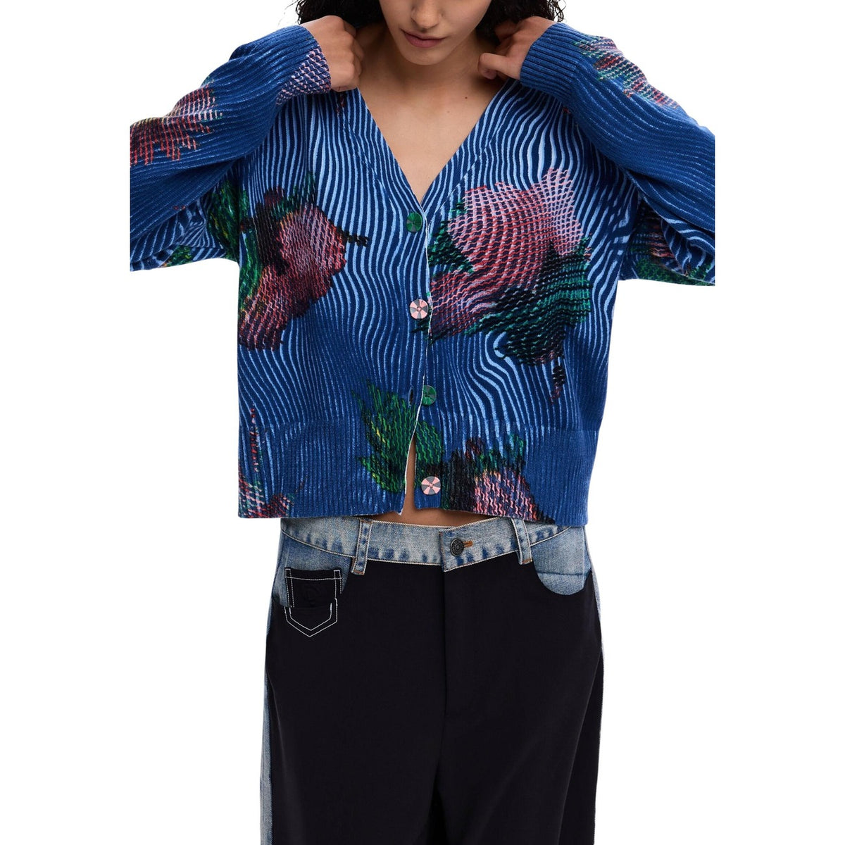 Cardigan Desigual donna blu floreale con bottoni manica lunga scollo a V 99% cotone 1% acrilico - vista frontale indossato da modello