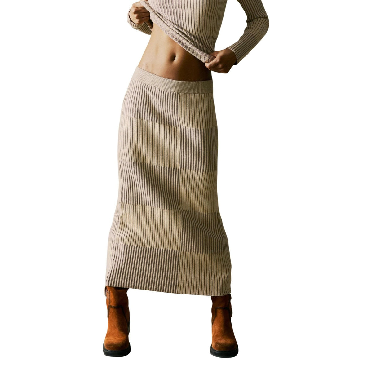 Gonna Desigual donna beige a quadri 49% viscosa 30% poliestere 21% poliammide - vista frontale indossata da modello