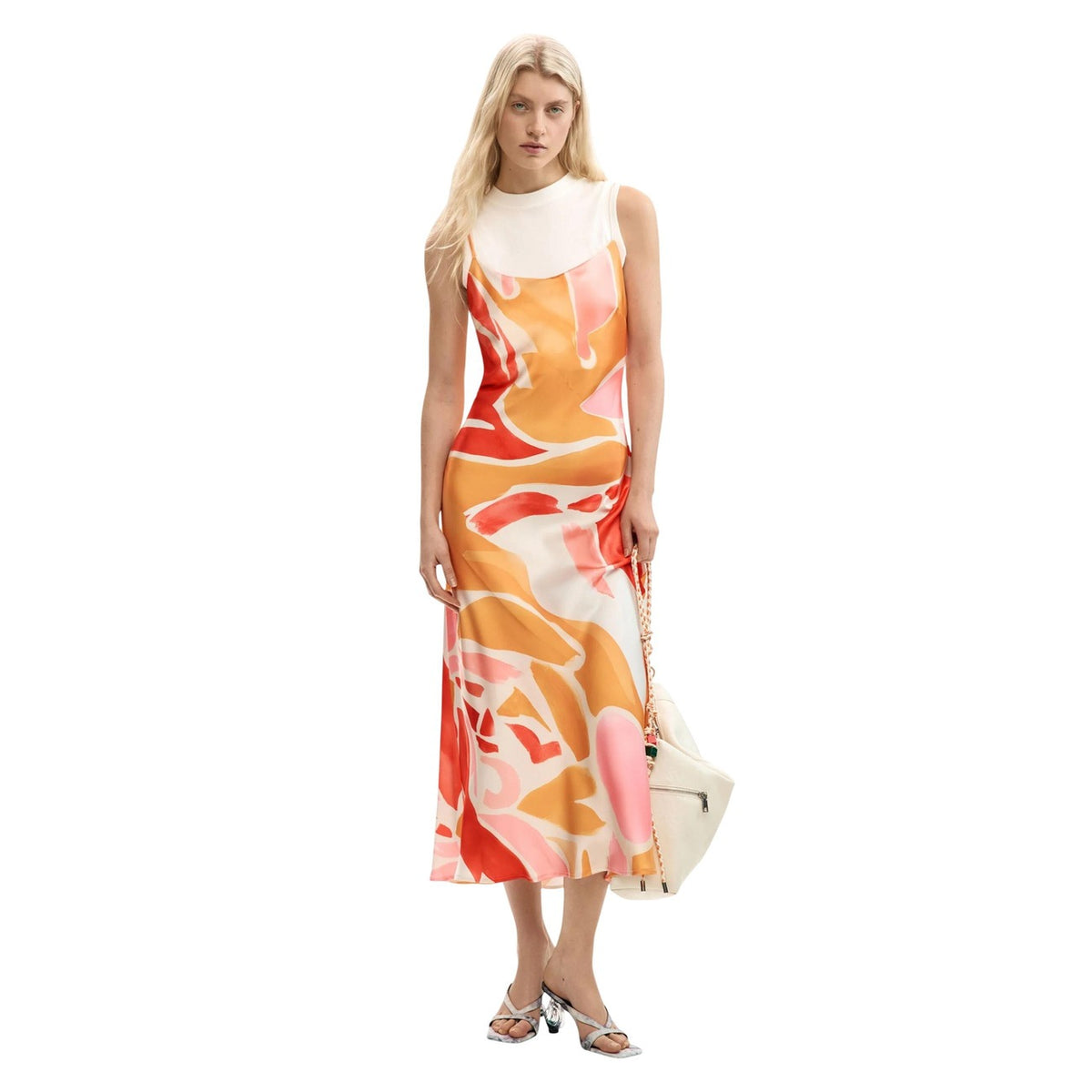 Abito lungo Desigual; stampa floreale, canotta interna rimovibile, spalline regolabili. Design fluido SS26, vivace e versatile. Vista frontale