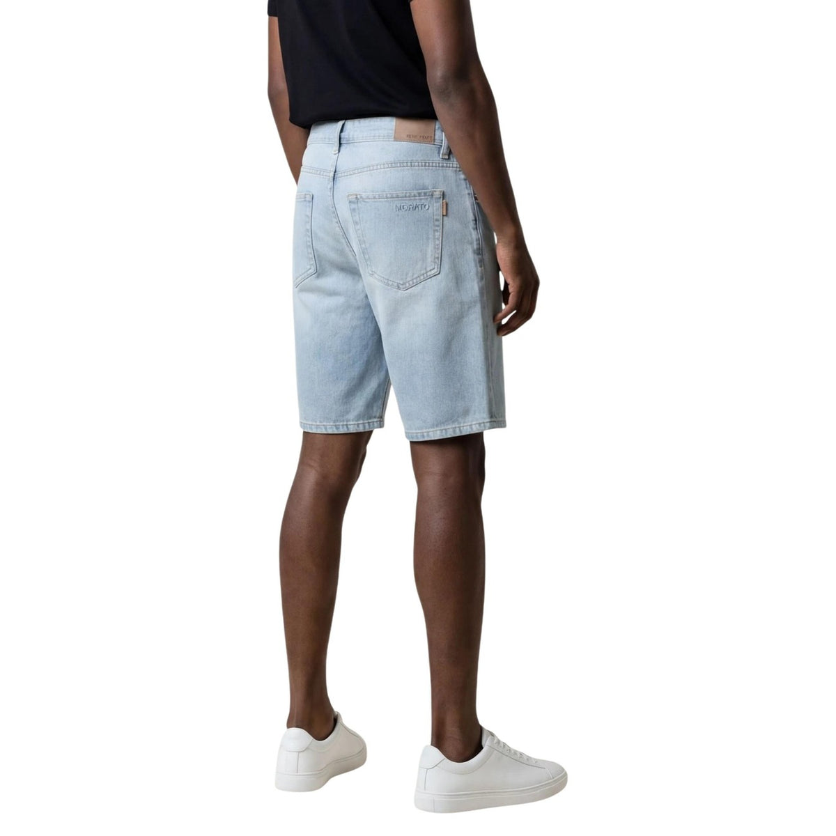 Antony Morato Short Denim Chiaro; 100% cotone, chiusura con zip, tasche posteriori e laterali. Il pantaloncino di jeans essenziale per l'estate. Vista posteriore