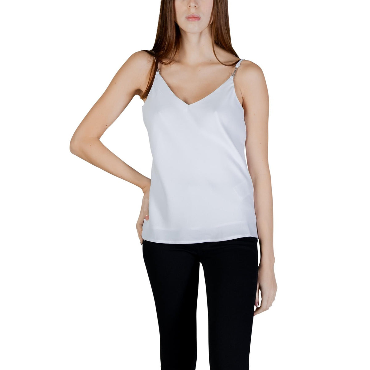 Canotta Guess NEW SL CAROLINE LOGO TANK donna bianca spalline scollo a V 100% poliestere - vista frontale indossata da modello