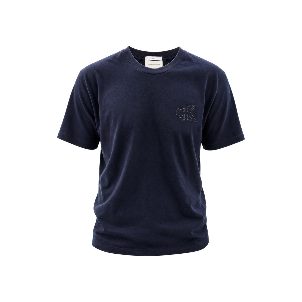 T-shirt Blu navy Calvin Klein; Logo Goffrato in rilievo. 100% Jersey di Cotone. Vestibilità regolare, girocollo a costine, morbidezza premium. Stile minimalista e ricercato. Vista frontale stesa
