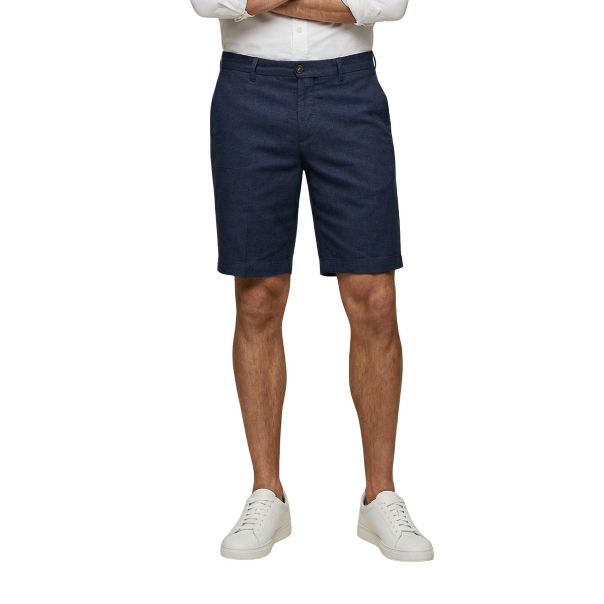 Bermuda Borghese 4SBE61; 100% lino, Regular Fit. Tasche a filo, passanti per cintura, chiusura con zip e bottone. Shorts eleganti, freschi e traspiranti, stile sartoriale per la stagione calda. Colore blu. Vista frontale