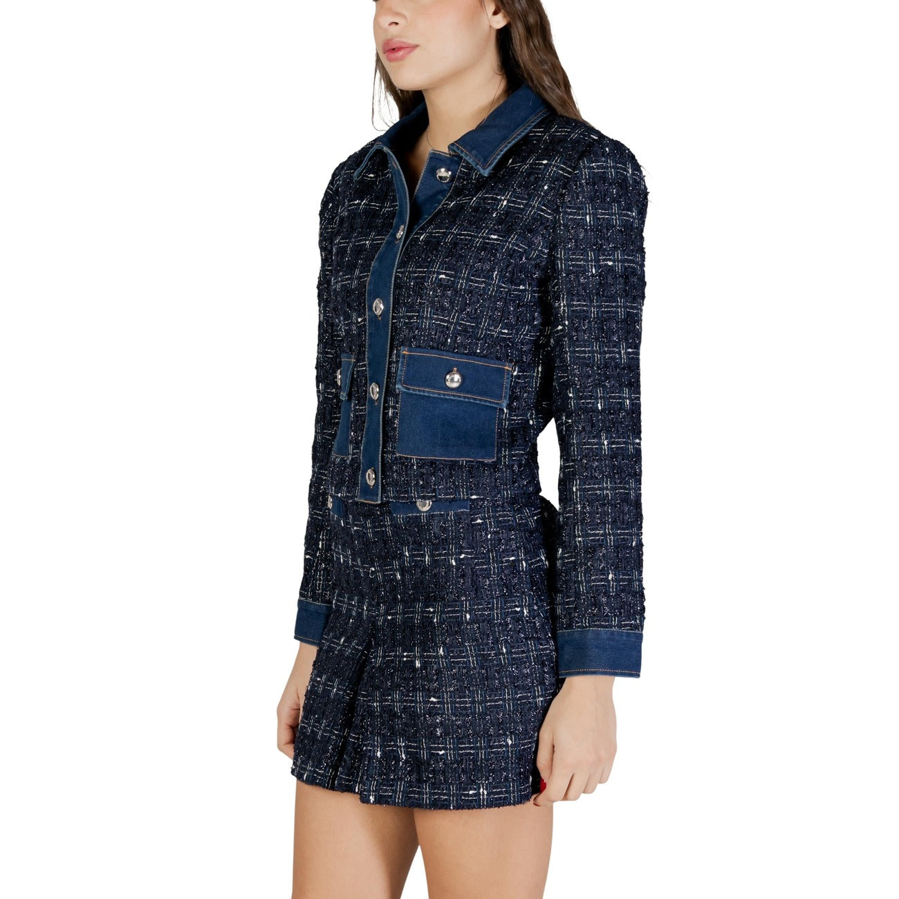 Giacca Morgan De Toi donna blu con bottoni maniche lunghe tasche anteriori - vista laterale indossata da modello