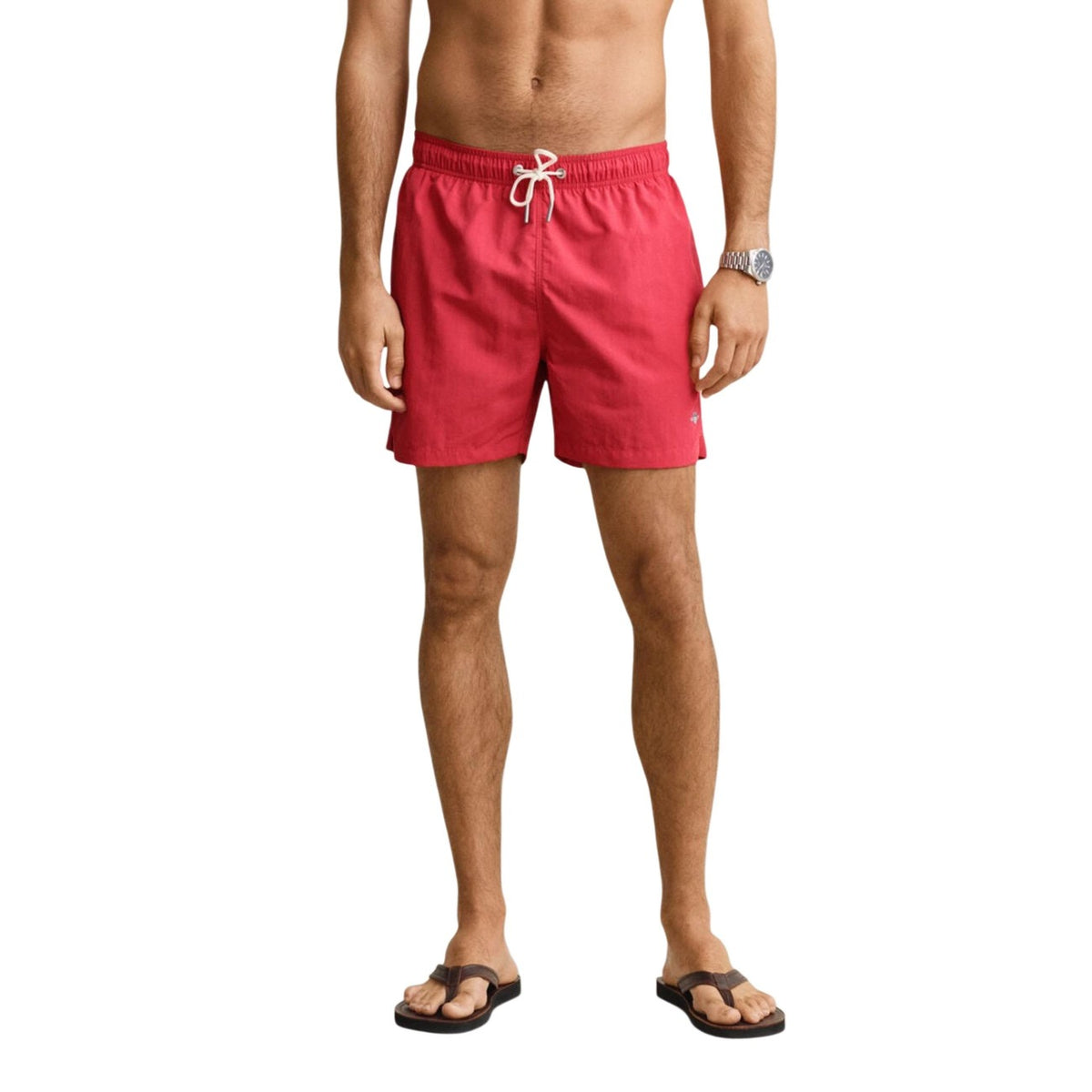 Boxer mare GANT; 100% poliammide riciclata, coulisse in vita, tasche funzionali, fodera in mesh. Stile elegante e sostenibile. Colore corallo. Vista frontale