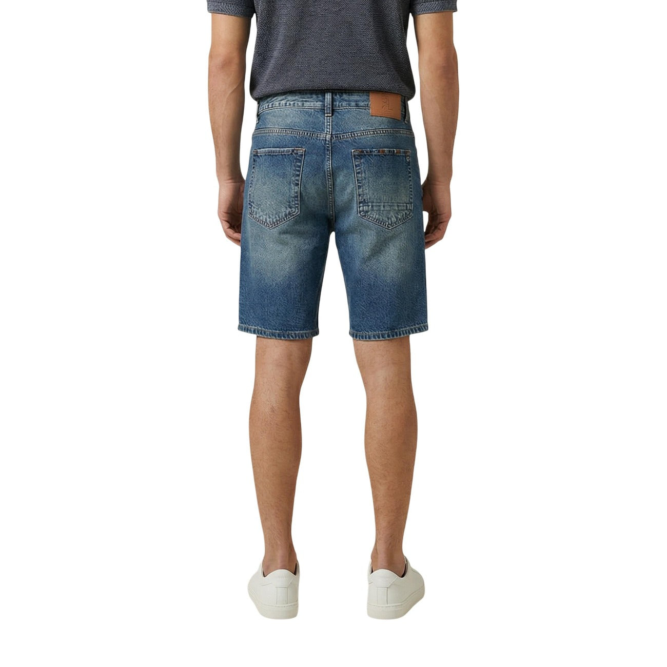 Gianni Lupo GL6516Q Bermuda; denim effetto vintage con strappi, 96% cotone. Shorts cinque tasche dal taglio moderno e vestibilità confortevole. Vista posteriore
