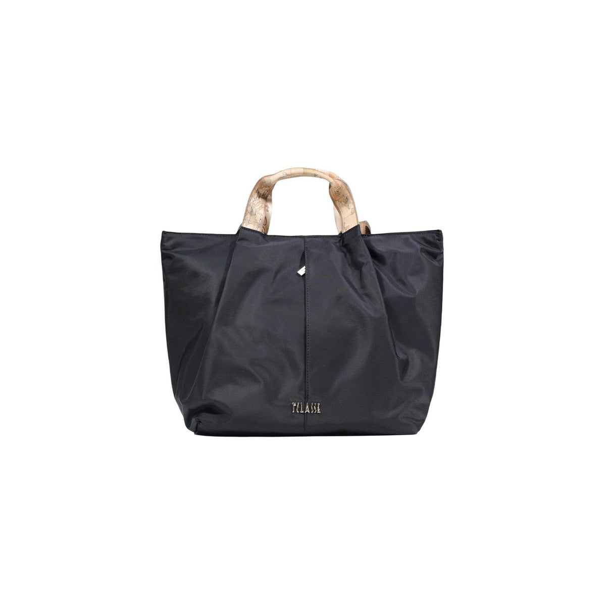 Shopping Bag Alviero Martini LE45; tessuto tecnico e poliacrilico, manici stampa Geo. Logo metallico Prima Classe, chiusura con zip, struttura ampia e ultra-leggera. Accessorio iconico e funzionale per ogni occasione. Colore nero
