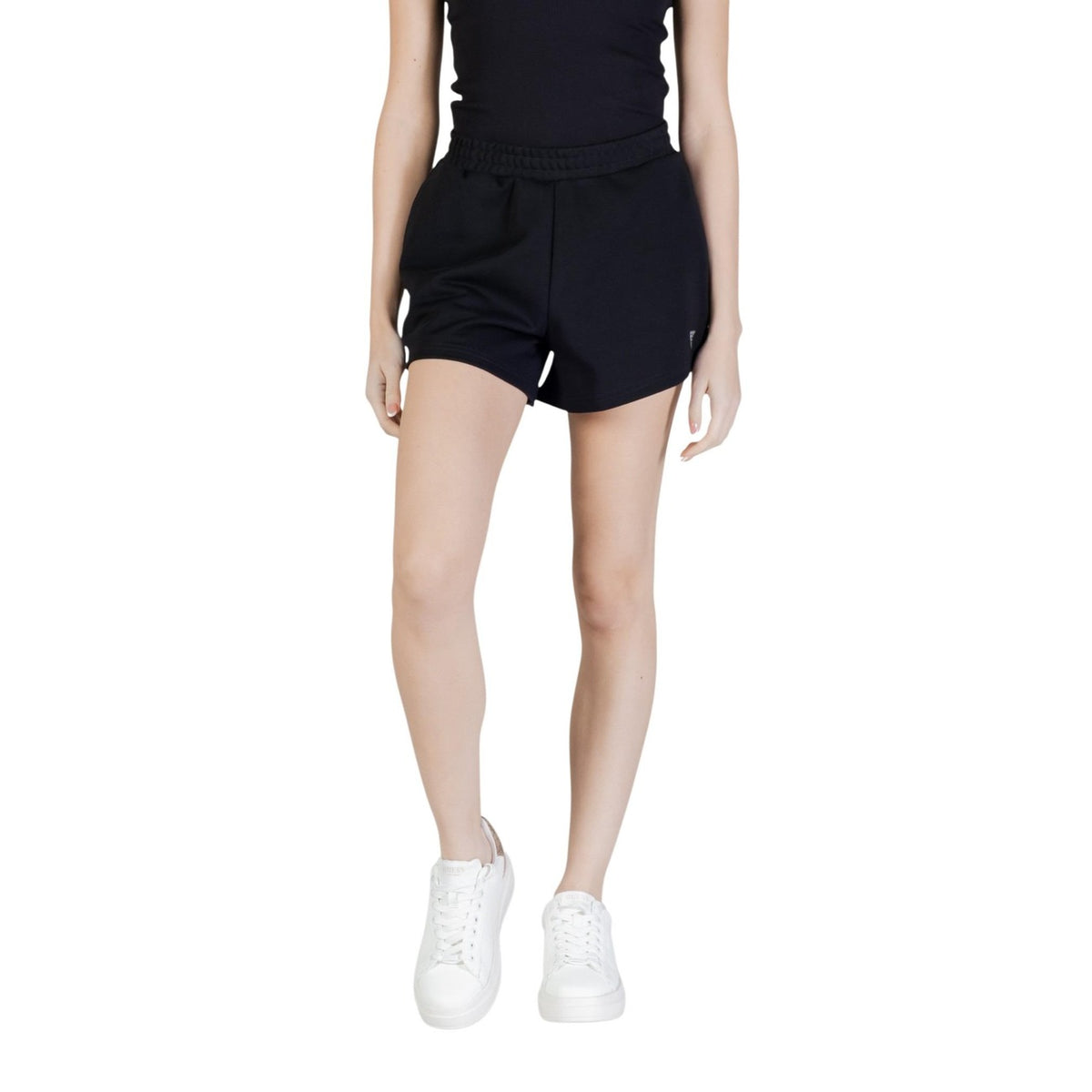 Pantaloncini Guess Active JOGGING vestibilità relaxed donna neri con lacci tasche anteriori 45% cotone 55% poliestere - vista frontale indossati da modello