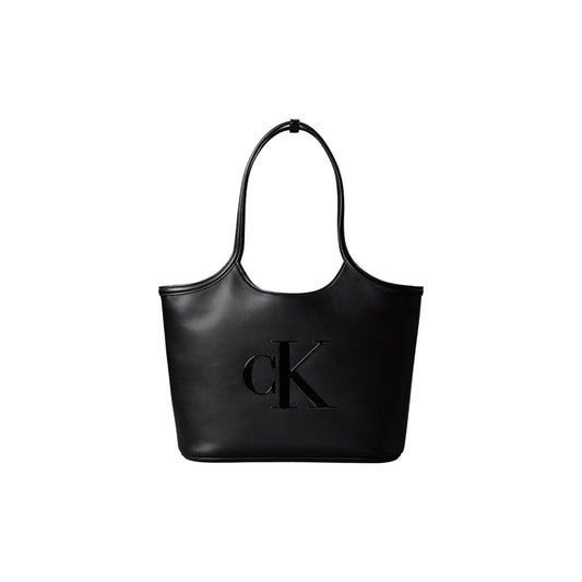 Borsa Tote Grande Calvin Klein Bold; Nero. 100% Poliuretano, doppi manici a spalla, chiusura con zip dorata, logo CK a rilievo. Dimensioni oversize (46x33 cm), stile casual-elegante 4 stagioni. Vista frontale