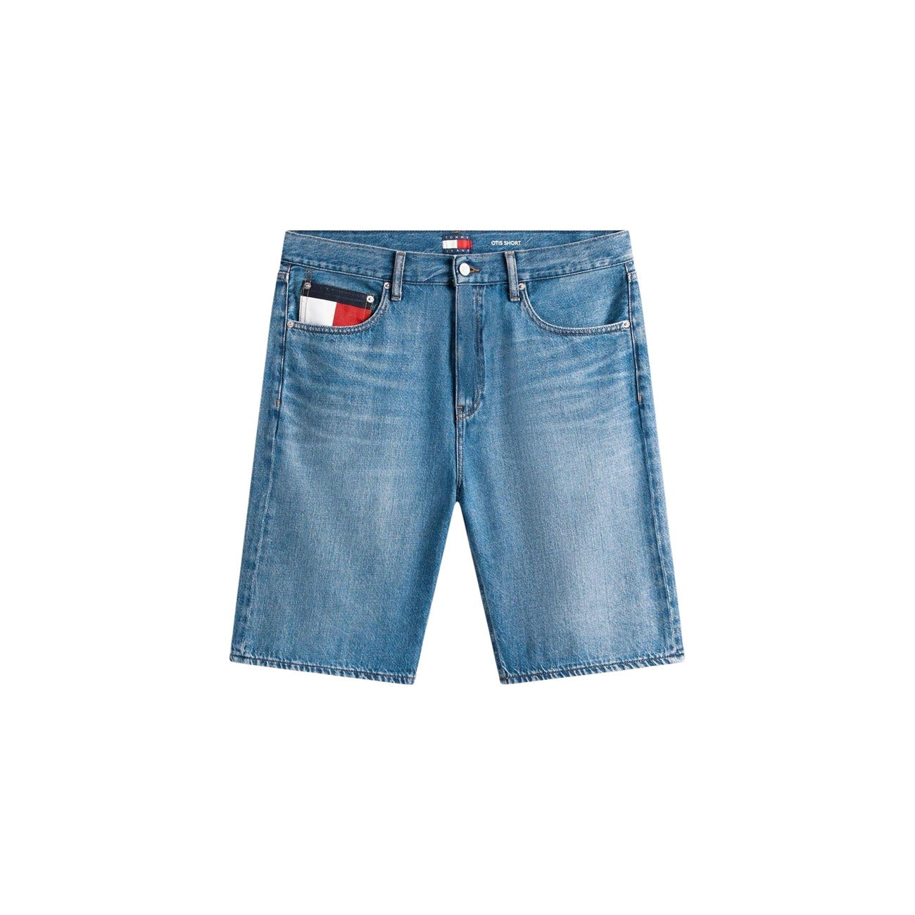 Bermuda Tommy Hilfiger Jeans; Denim Blu. 100% Cotone Sostenibile, vestibilità regolare, 5 tasche. Leggero, resistente e iconico. Ideale per la stagione estiva. Vista stesa