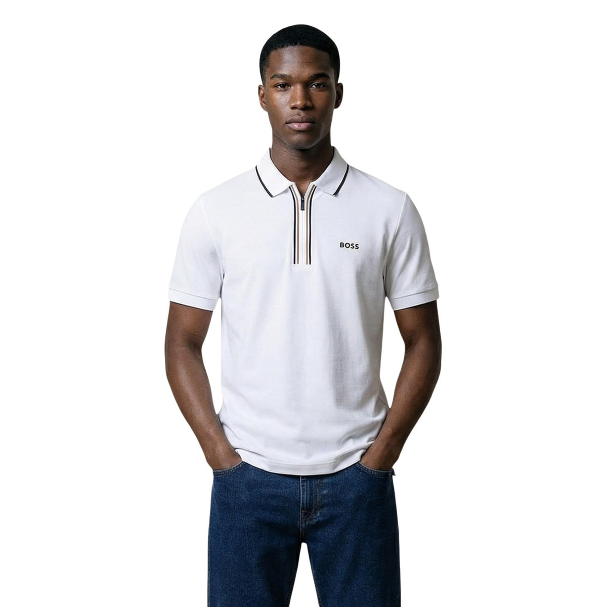 BOSS Philix GOC Polo; cotone stretch, zip frontale, dettagli a righe sul colletto. L'eleganza sportiva e contemporanea firmata BOSS. Colore bianco vista frontale