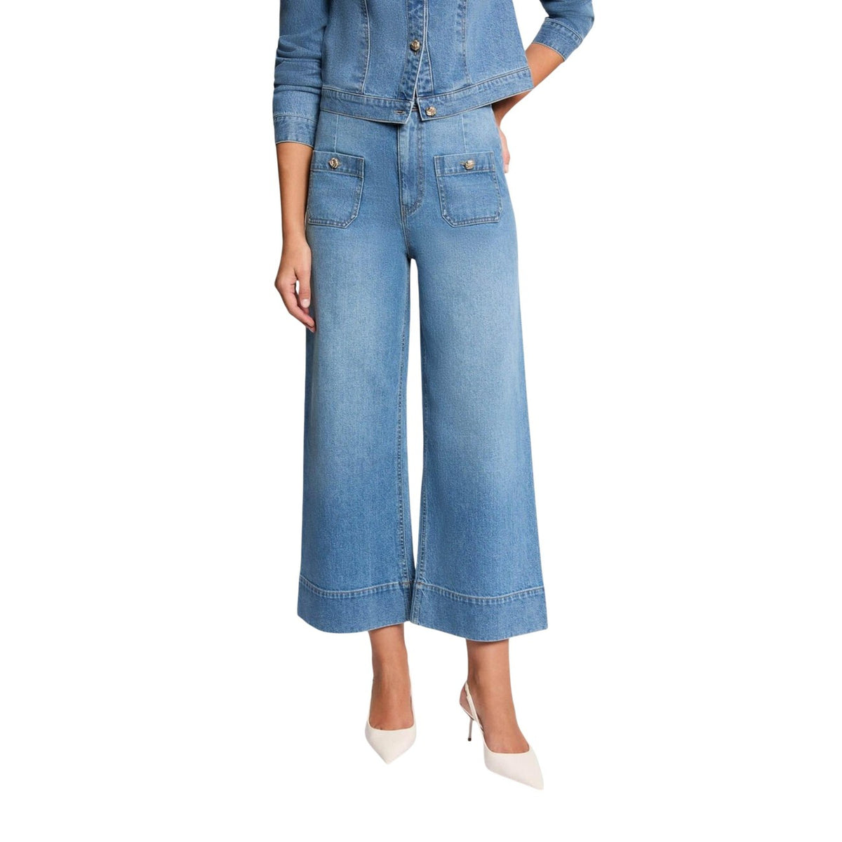 Morgan De Toi PODIA2 Bootcut Jeans; denim sostenibile (20% cotone riciclato), gamba svasata, tasche con bottoni decorativi. Il jeans perfetto per slanciare la figura. Vista frontale