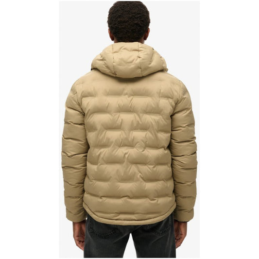 Piumino Trapuntato Slim Fit; polsini con zip, orlo regolabile, cappuccio foderato. Leggero, caldo e perfettamente modellato sulla figura. Colore beige. Vista posteriore