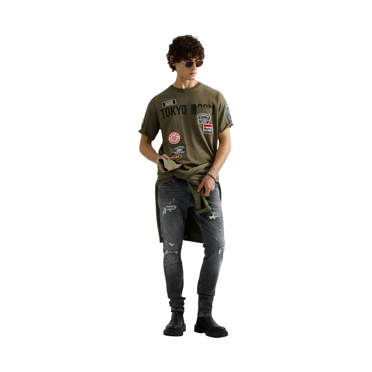 T-shirt verde uomo Replay M13MA .000.7242KW. Maglietta casual a maniche corte in cotone con taschino, ricamo punto catenella e toppe stile urban.