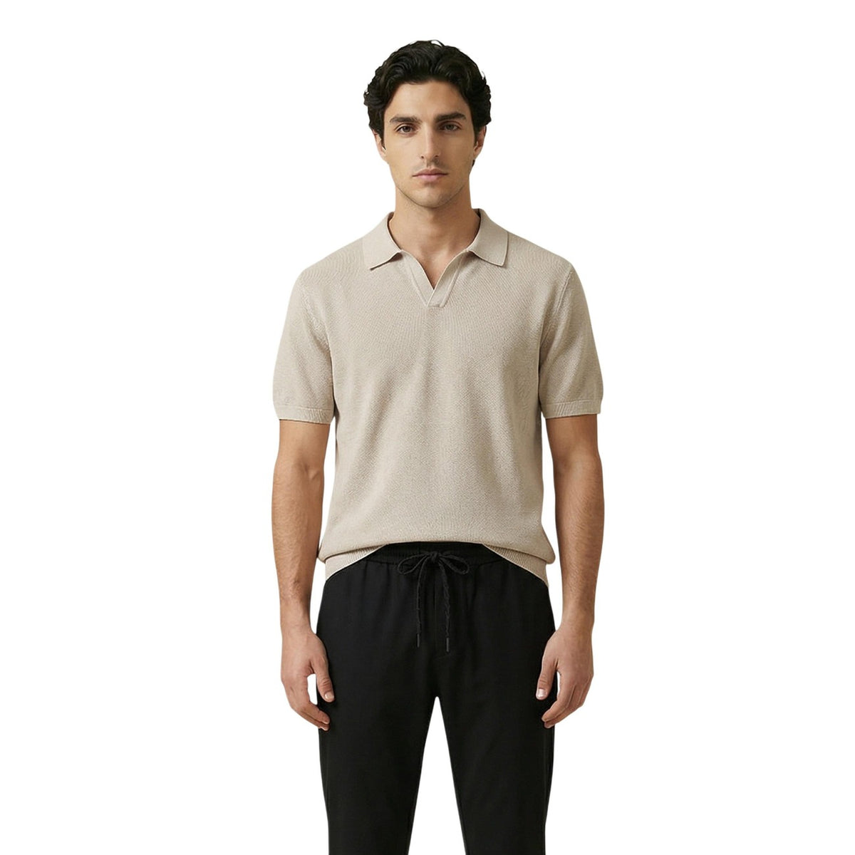 Gianni Lupo Knit Tee GL35318; 100% cotone in filo, manica corta, colletto aperto. La maglia estiva raffinata che unisce comfort e stile contemporaneo. Colore beige. Vista frontale