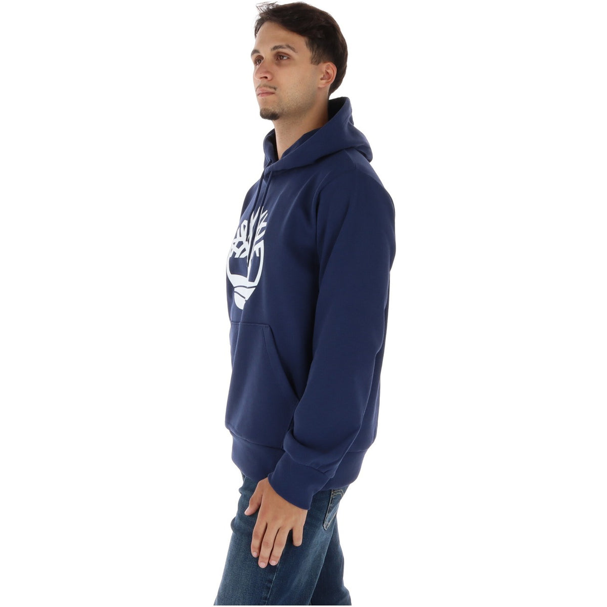 Felpa Timberland Core Tree Logo uomo blu TBC0YH9T. Hoodie sportiva da uomo con stampa grafica iconica, cappuccio regolabile, tasca frontale a marsupio e polsini elasticizzati.
