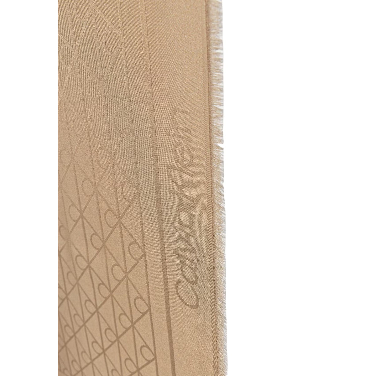Foulard Quadrato Donna Calvin Klein; Beige. 100% Modal effetto seta, motivo jacquard geometrico con logo a rilievo e bordi sfrangiati. Misure generose (70x70 cm), stile minimal per mezza stagione. Dettaglio logo