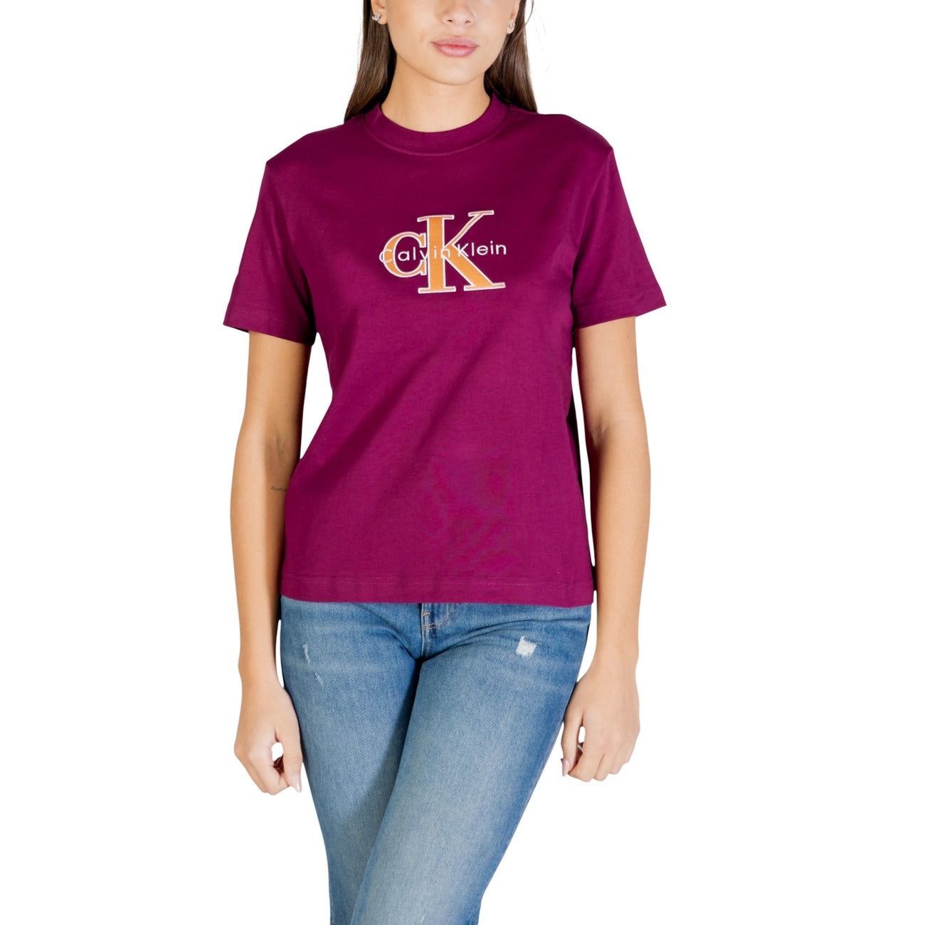 T-shirt donna Calvin Klein Jeans; 100% cotone, logo frontale stampato, maniche corte. Taglio classico e versatile. Colore porpora. Vista frontale