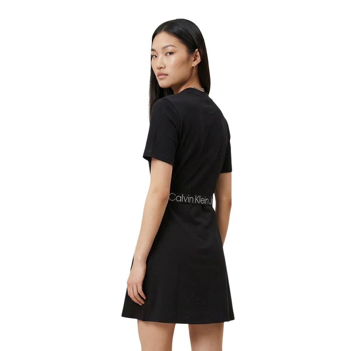Calvin Klein Jeans Abito nero corto Donna. Realizzato con 66% viscosa, 30% nylon, 4% elastam/lycra. Scollo tondo e arricchita dal logo Calvin Klein Jeans posizionato in modo discreto sul punto vita. Vista posteriore